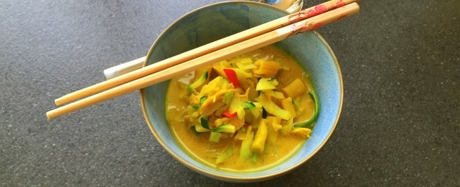 kyllingesuppe med karry, kål, kokos og lime